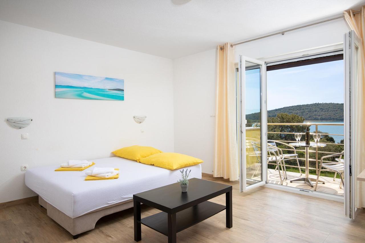 Apartmani Mirna Luka Pomer Exterior photo