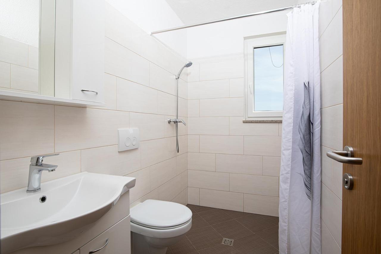 Apartmani Mirna Luka Pomer Exterior photo