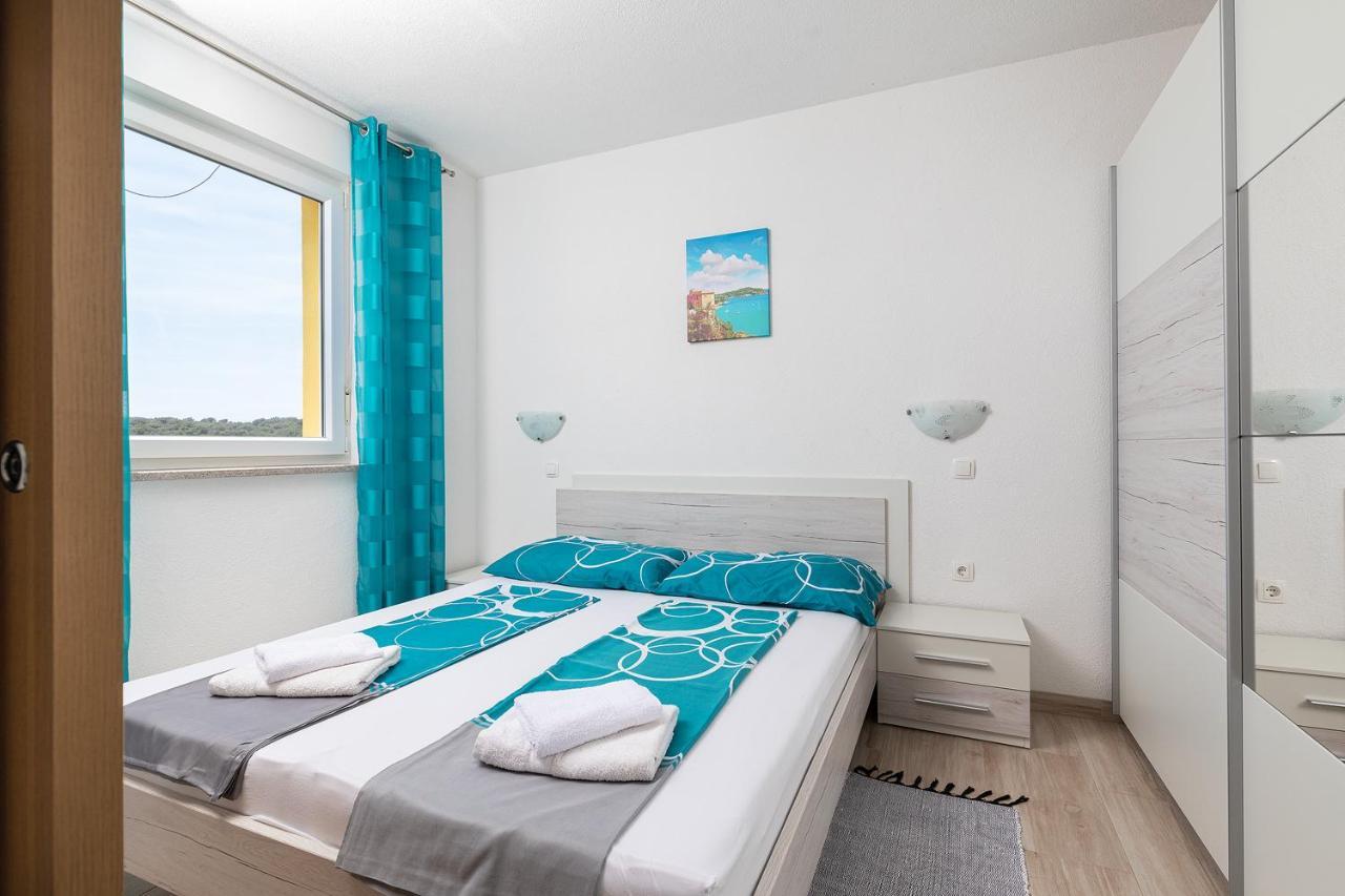 Apartmani Mirna Luka Pomer Exterior photo