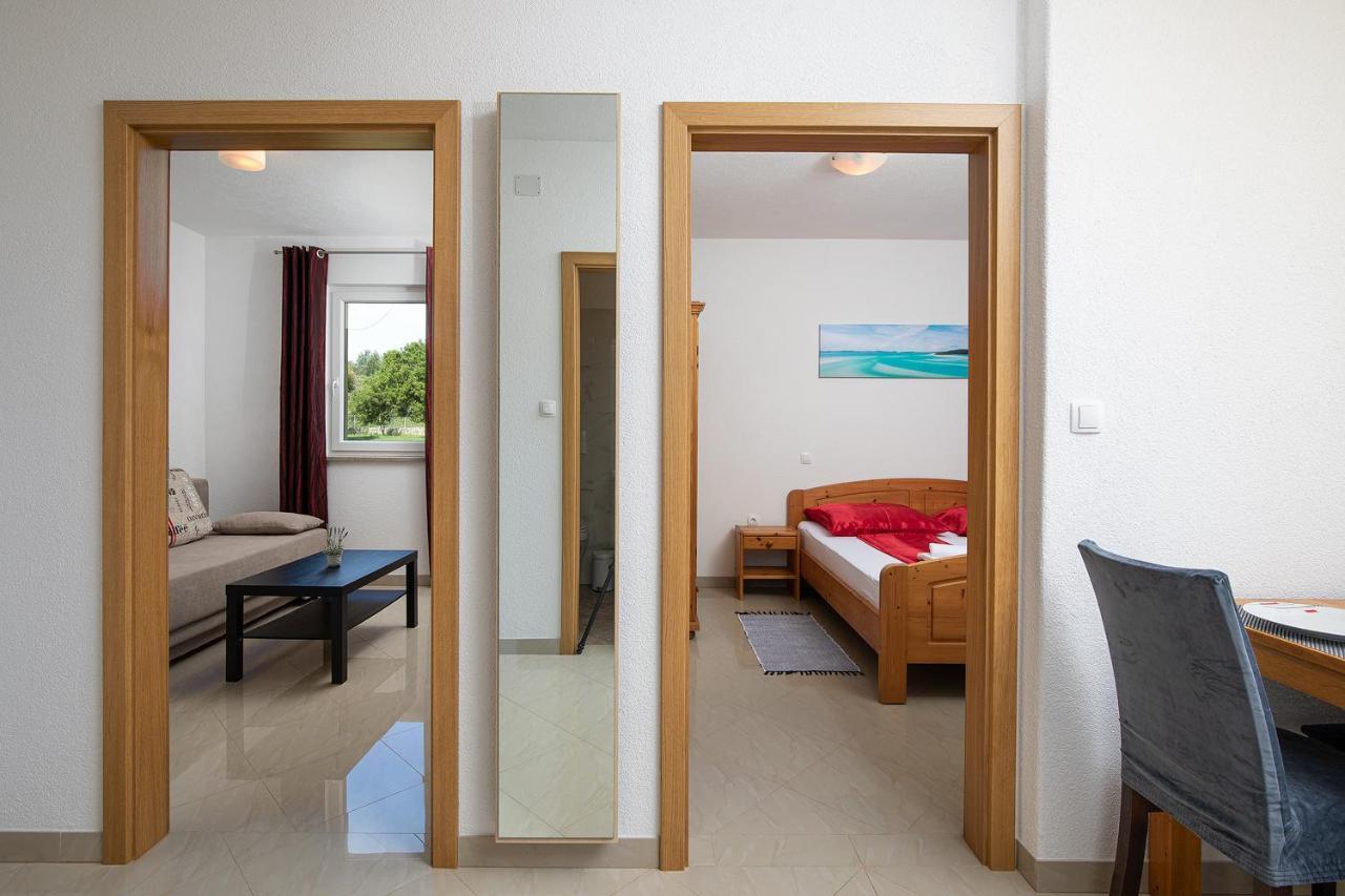 Apartmani Mirna Luka Pomer Exterior photo
