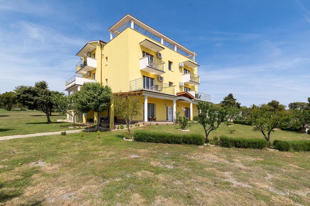 Apartmani Mirna Luka Pomer Exterior photo