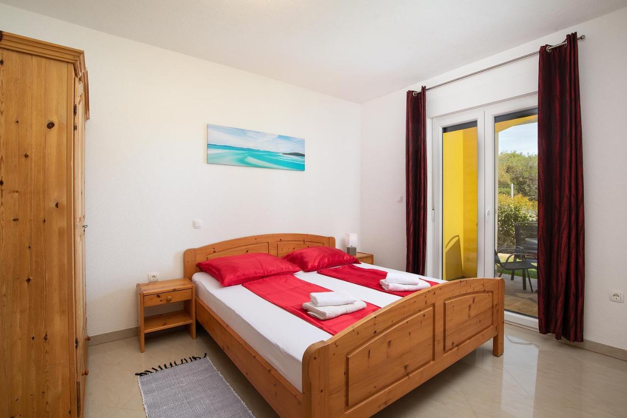 Apartmani Mirna Luka Pomer Exterior photo