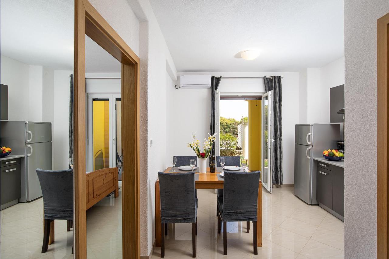 Apartmani Mirna Luka Pomer Exterior photo