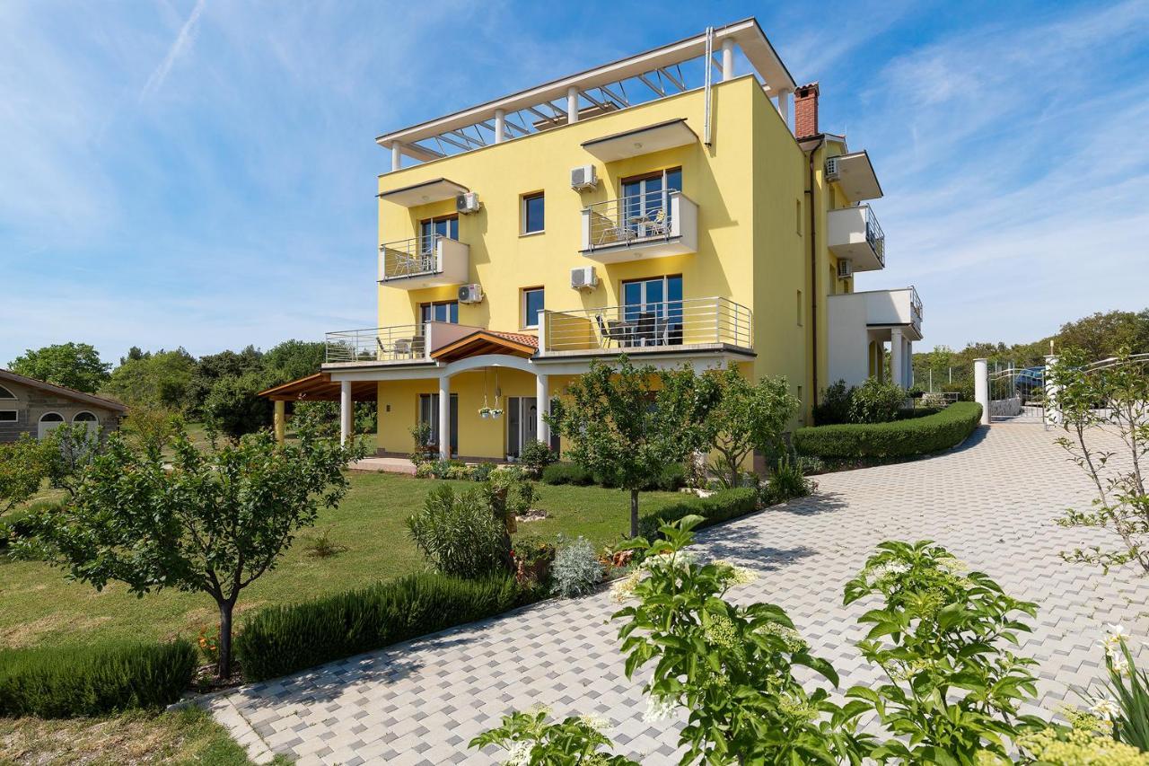 Apartmani Mirna Luka Pomer Exterior photo