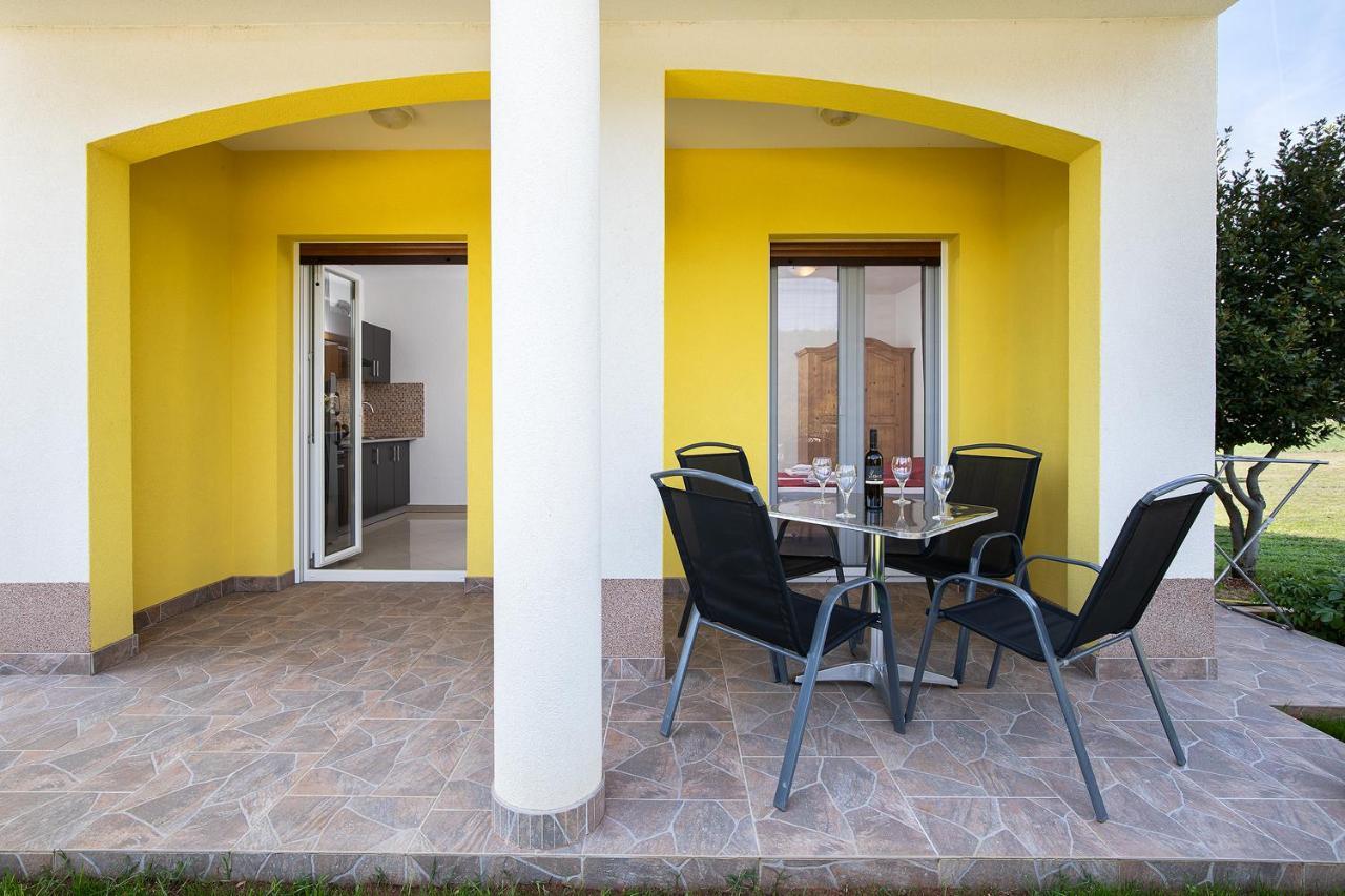 Apartmani Mirna Luka Pomer Exterior photo