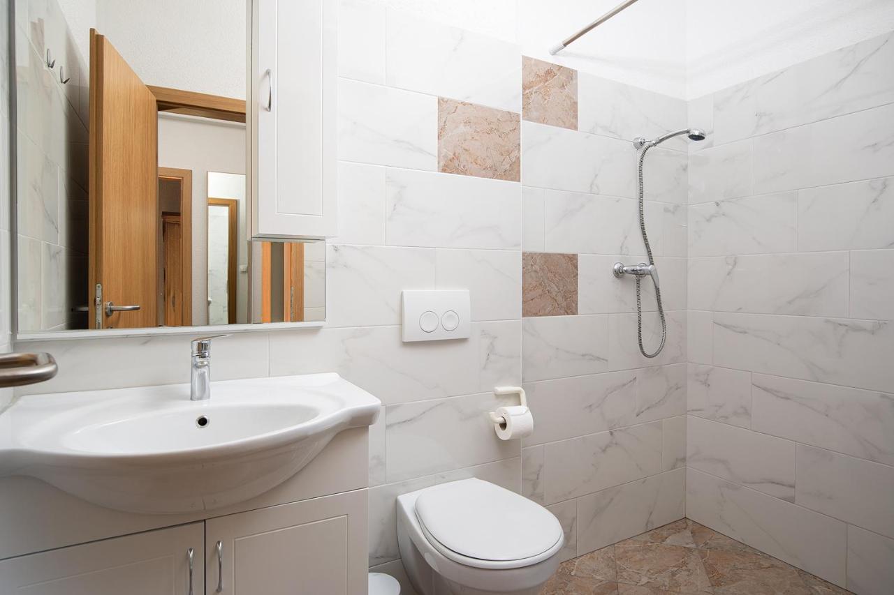 Apartmani Mirna Luka Pomer Exterior photo
